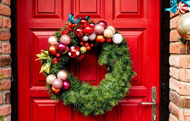 DECK THE HALLS: 5 EASY TIPS FOR SPACE-SAVING HOLIDAY DECOR